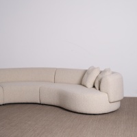 Canapé incurvé en tissu cachemire couleur crème style Wabi-sabi, grand canapé de luxe pour salons spacieux dans les appartements plats