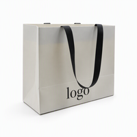Sac de shopping en gros écologique et imperméable avec logo personnalisé pour boutique, sac cadeau en carton kraft avec poignée en ruban transparent, vente en gros