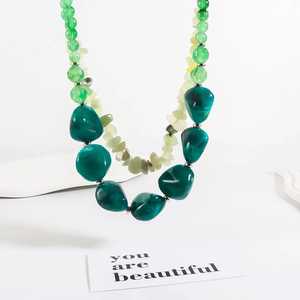 Collier géométrique classique pour femmes avec pendentif en plastique organique, bijoux de mode élégants - Product Image 2
