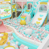 Équipement de jeu intérieur pour enfants, personnalisé sur le thème des bonbons, avec toboggan et piscine à balles, pour une expérience ludique commerciale et divertissante.