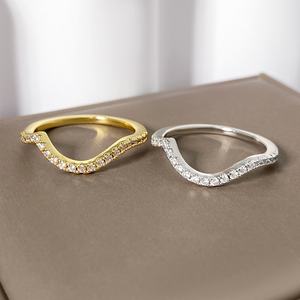 En stock - Bagues irrégulières - Bijoux - Argent plaqué or - Pierres brillantes en CZ - Bague en zircone ondulée pour filles - Cadeau - Product Image 3