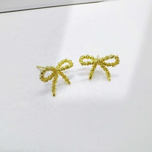 Pendientes de plata de ley 925 personalizados, bonitos pendientes mate al por mayor, baratos, para niños, pequeños pendientes de mariposa de oro de 18k para niñas - Product Image 5