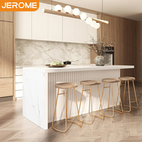 Ensemble d'armoires de cuisine modulaires modernes blanc et bois bicolore avec comptoir en quartz et îlot à panneaux cannelés