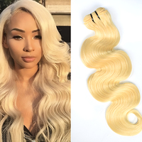 Lots de Cheveux Humains Vierges Remy Vietnamiens en Gros # Blond Platine 613 Ondulé 18-26 Pouces Super Double Drawn Tricoté à la Main Monobloc