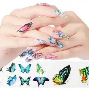 La carta per unghie con design a farfalla
