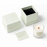 Boîte à bougies personnalisée en deux parties, vert sauge, papier couché 157 g/m², estampage à chaud doré avec logo personnalisé