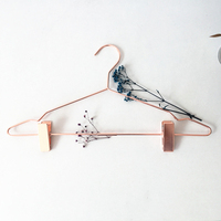 Cintre pour pantalons en fil métallique or rose avec clips à vendre