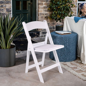 Silla Plegable de Resina Blanca para Eventos en Interiores y Exteriores, Opción de Asiento Elegante y Fácil de Manejar para Ceremonias, Recepciones y Reuniones - Product Image 1