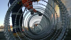 HT-FENCE Anping <span class=keywords><strong>ลวดหนาม</strong></span>ชุบสังกะสีต่อเมตร - Product Image 4