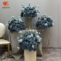 Centre de table floral bleu royal au design moderne pour la décoration d'événements de mariage