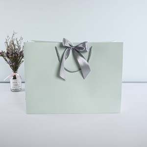 Bolsas de Papel de Regalo Personalizadas con Logotipo Impreso en Relieve, de Cartón Reciclado Ecológico de Lujo, con Borde Negro, para Joyería, Velas y Compras - Product Image 4