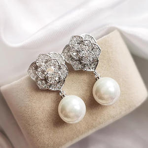 E3607 Pendientes colgantes de flores de oro blanco con perlas de imitación, joyería romántica para boda para mujer - Product Image 3