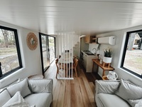 Maison miniature moderne sur roues avec 8 lumières LED |   Maison mobile à montage rapide pour la vie hors réseau |   Cabine montée sur remorque