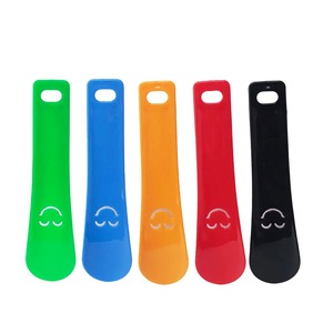 Chausse-pied en plastique mini portable avec visage souriant, aide à l'enfilage des chaussures, pour la maison, petit cadeau - Product Image 3