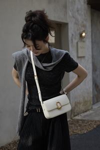 Bolso Cruzado de Piel Vacuna Brillante de Alta Gama para Mujer, Estilo Clásico, Solapa Estructurada, con Herrajes Dorados - Product Image 5