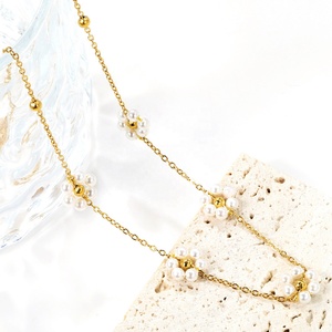 Collier ras du cou tendance en acier inoxydable plaqué or 18 carats avec perles et pendentif fleur pour femme - Product Image 6