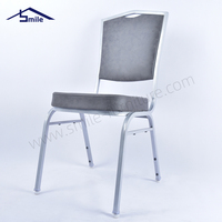 Chaise de banquet empilable de luxe en métal rouge à plateau plat Smile Furniture SY-27 de haute qualité pour réception de mariage en promotion