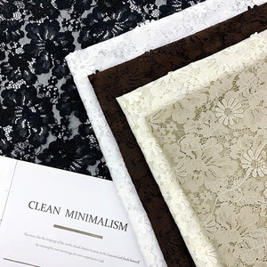 Tessuto in pizzo floreale bianco puro fatto a mano in poliestere e cotone morbido al tatto, colore avorio, per abiti da sposa nigeriani, venduto a metraggio all'ingrosso - Product Image 3