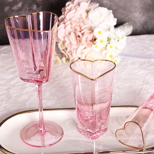 Copas <span class=keywords><strong>de</strong></span> Vino Elegantes <span class=keywords><strong>de</strong></span> Cristal Rosa con Forma <span class=keywords><strong>de</strong></span> Corazón, Copas <span class=keywords><strong>de</strong></span> Champán con Borde Dorado, Copas <span class=keywords><strong>de</strong></span> Lujo para Brindis <span class=keywords><strong>de</strong></span> Novios - Product Image 1