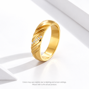 Anillo de Zirconia con Diseño Acanalado, Acero Inoxidable, Chapado en Oro de 14K al Vacío, Anillo Cerrado con Detalle Diagonal - Product Image 1