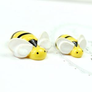 Cabujones de resina con diseño de abeja de dibujos animados para manualidades, para carcasas de teléfono DIY o accesorios de decoración para refrigeradores - Product Image 1