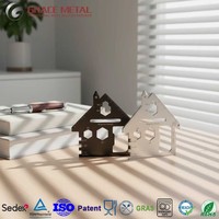 Cadeau promotionnel, porte-clés multifonctionnel en acier inoxydable luxueux en forme de maison, mini-outils de survie, ouvre-bouteille