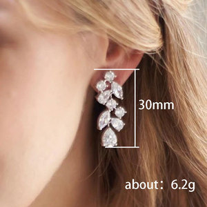Orecchini Pendenti con Nappine Lunghe e Petali per Donne, Accessori Moda Semplici per Uso Quotidiano - Product Image 4