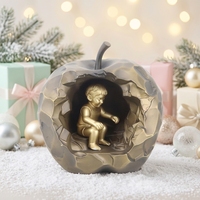 Sculpture en résine de pomme dorée avec petit garçon à l'intérieur, statue d'art moderne de luxe, décoration de table pour la maison, ornement pour la chambre