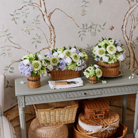 Roses Naturelles Préservées, Fleurs Éternelles Blanches Mixtes dans un Vase en Rotin Tressé, Cadeaux et Décoration d'Intérieur