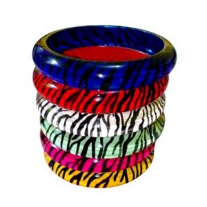 Bracelet tendance en résine acrylique géométrique, motif noir et blanc unique, design classique, bijoux de luxe unisexe pour femmes, idéal pour les soirées - Product Image 3