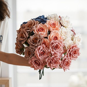 Bouquet de roses en soie, 7 têtes, couleur cappuccino, fleurs artificielles, décoration de mariage, décoration de la maison, style moderne - Product Image 1