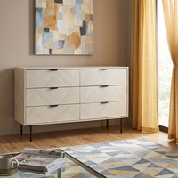 Commode haute à 6 tiroirs en bois clair moderne à chevrons, personnalisée OEM, avec poignées dorées et pieds métalliques pour chambre à coucher et projets hôteliers