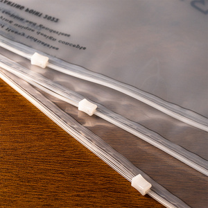 Túi zip phẳng tái sử dụng bằng nhựa polyethylene trong suốt có lớp niêm phong an toàn dùng để đóng gói quần áo và thiết bị điện tử, in ấn bằng phương pháp in lưới. - Product Image 3