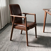 Fauteuil de salle à manger BST Mid Century en noyer avec dossier et assise rembourrés en cuir cognac pour restaurant et hôtel