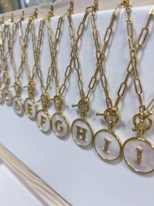 Fabrik Großhandel runde Perlmutt 26 Buchstaben Anhänger a-z Buchstaben Paar Halskette 14 Karat/18 Karat vergoldet lange Kette - Product Image 4