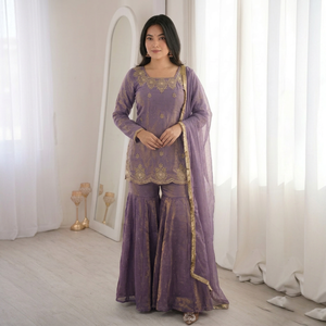 Robe Anarkali traditionnelle indienne et pakistanaise pour femmes, longue jusqu'au sol, brodée, avec bordure dorée, tenue de mariage - Product Image 1