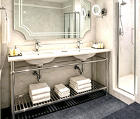 Meuble-lavabo en acier inoxydable chromé poli avec pieds pour grand plan de toilette postmoderne en Carrara et double vasque sous plan
