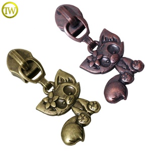 Phong cách ưa thích động vật logo dập nổi kim loại dây kéo puller thẻ tùy chỉnh Túi xách phần cứng cho quần áo làm bằng hợp kim kẽm - Product Image 2