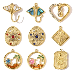 SH82 Pendentifs Bohème Océan Nature en Acier Inoxydable Plaqué Or avec Rayons de Soleil, Tortues et Raies, Ornés de Zircons Cubiques et d'Émail - Product Image 1