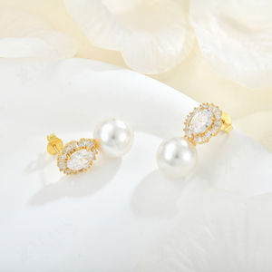 YILUN Regal Elegance Boucles d'oreilles pendantes en perles plaquées or en argent sterling 925 CZ <span class=keywords><strong>Halo</strong></span> Boucles d'oreilles de mariée en perles de luxe pour femmes - Product Image 3