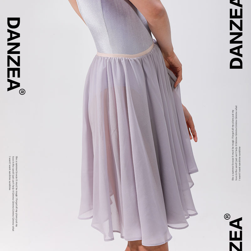 สีม่วงอ่อนเทา [เฉพาะกระโปรงซ้อม]]