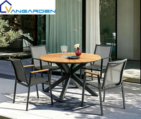 Ensemble table et chaises de jardin moderne et minimaliste en plastique, bois et aluminium, avec tissu Teslin imperméable, haut de gamme