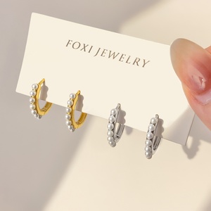 Boucles d'oreilles Huggies en perles tendance plaquées or 18 carats pour femmes - Product Image 5