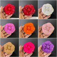 YAKELILI Broche Camélia en Matériau Super Fibre Effet Miroir, Diamètre 6,6 cm, Petites Fleurs Parfumées, Tête de Corsage Façonnée en Spandex/Polyester