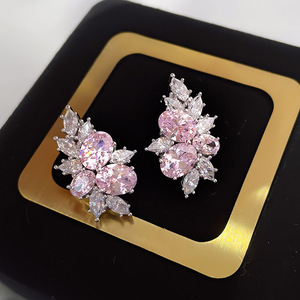 Orecchini a perno con fiore rosa da donna, orecchini floreali scintillanti, eleganti e delicati, gioielli per l'uso quotidiano - Product Image 1