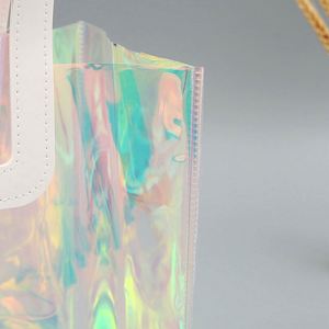 กระเป๋าโท้ทพีวีซีสีรุ้งเก๋ไก๋พร้อมโลโก้แบบกำหนดเอง กระเป๋าใส่ของแบบใส กระเป๋าช้อปปิ้งโฮโลแกรมใส - Product Image 6