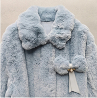 Manteau court en fausse fourrure de lapin pour femme, bleu ciel clair, à revers large gaufré, avec nœud perlé, manches lanternes, coupe ample, vêtement d'extérieur d'hiver