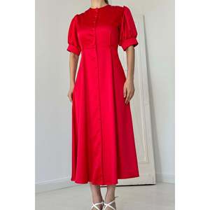 Robe en satin rouge en gros avec fermeture à boutons et motif imprimé élégant et décoratif - Product Image 2