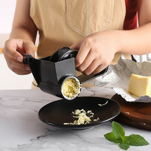 Rallador de queso manual giratorio con manivela 3 en 1 multifunción para uso en la cocina - Product Image 1
