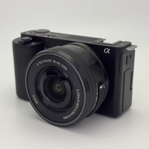 กล้องมิเรอร์เลส <span class=keywords><strong>Sony</strong></span> <span class=keywords><strong>ZV</strong></span>-<span class=keywords><strong>E10</strong></span> มือสอง พร้อมเลนส์ 16-50 มม. ความละเอียด 24MP กล้องสร้างสรรค์เนื้อหา 4K - Product Image 1